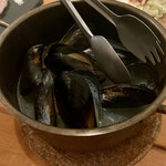 Bisutoro Ookami - ムール貝の白ワイン蒸し