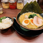 横浜家系ラーメン 今村家 - ライスとかっぱ漬、味玉ラーメン