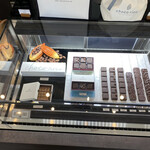 choco rico - ショーケースの中のチョコレート