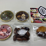 choco rico - 見た目も綺麗
      中央下は炒ったカカオ豆、右はオランジェ
      ちょっとお高めですが、心も体も満たされるチョコです♪
