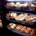 Boulangerie Avonlea - ウィンドウ内のパン各種