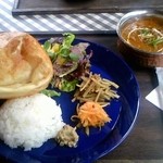 ホクバ - 森のカレープレート全容（天然酵母の自家製揚げパンが旨し）