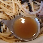 フィーバス - パスタスープのアップ
      スープは麺つゆの様な甘味（味醂かな？）ある醤油出汁の味と
      ほんのり酸味、粗挽き胡椒のスパイシーさを感じる
      
      ほんのり酸味は業務用の
      和風きのこパスタソースの味わいに似てる