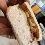 コウジ サンドイッチ - 塩キャラメルナッツチーズ