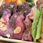 Saran - 焼肉屋さんの浜中黒牛と道産ホタテのステーキ盛り合わせ弁当…税込2592円