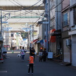 ラーメン 三亀 - 三吉橋通り商店街 赤い看板の釜山の手前が三亀