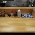 ラーメン 三亀 - 卓上