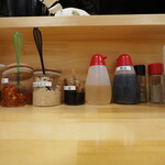 ラーメン 三亀 - 卓上の薬味類