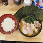 ラーメン 三亀 - ラーメンと御飯