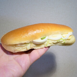 Shougetsu - 玉子ドッグ（￥200）。スライスしたゆで卵と少量のレタスを、マヨネーズとともにサンド