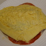 ビストロ茶葉蘭 - 特製オムライスのオムレツをカットして