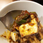 紅葉亭 - いざ挑戦！ うん、辛い。けれども美味しい。確かに辛いけれど、しびれより唐辛子の辛さや甘みが強く、味付けの旨みやコクを感じます。相方さんは半口でリタイアでしたが（笑）