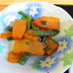 お食事処 河童 - 日替わりワンコインランチ・カキフライ定食　５００円（税込）の野菜の煮物のアップ【２０２２年１１月】