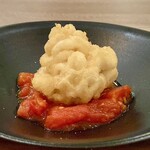 TASU - 白子 トマト
            鱈白子の天ぷらに醤油や味醂を加えたトマトソースを合わせた一皿です♪
            揚げたての白子がとろーり、ほんのりと甘みのあるソースに、かんずりがピリリとした辛みのアクセント、この組合せが絶妙です！