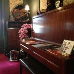 ヤマトヤ - an upright piano