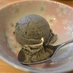 佐渡が鮨 - サービスの〆のアイスクリーム。胡麻