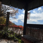 天下茶屋 - 富士山が少し頭を出してくれました。この景色で食べるほうとうは美味さ10倍