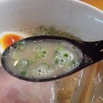 俺のラーメン あっぱれ屋 - 気泡がいっぱいの白濁したスープ！！(・。・;