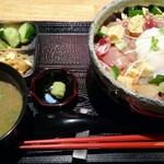 海鮮居酒屋WASABI - 海鮮ちらし丼(税込900円)