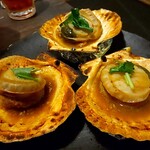 魚・肉・地酒 弐乃助 - 帆立のバター醤油焼き