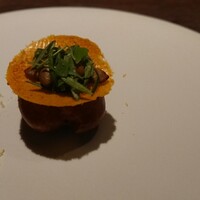 ギュール ルモンテ - かぼちゃのアミューズ。かぼちゃの生地にコンテチーズクリームを入れたシュークリーム。