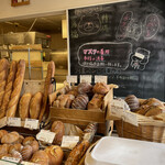 ウルス - 店内にはハード系のパンたくさんある　2022.10