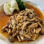 饗都 - 鮪ステーキは、キノコたっぷりニンニク醤油！