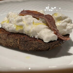 両忘 - アンチョビとチーズのクロスティーニ