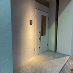 両忘 - 白が基調で清潔感が有ります