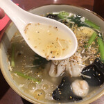 Koshou Manjuu Kiki - スープは、塩ベース、胡椒が効いてます