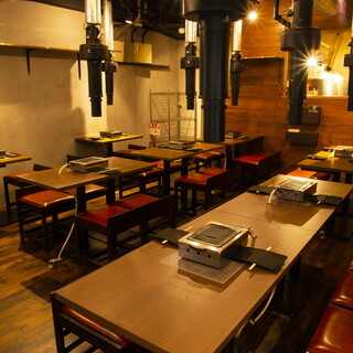 【活気ある店内】暖かみのある木目調のカジュアル空間【喫煙可】