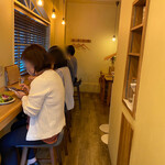 Hinata cafe - 店内雰囲気。かなり小じんまりしたカフェ