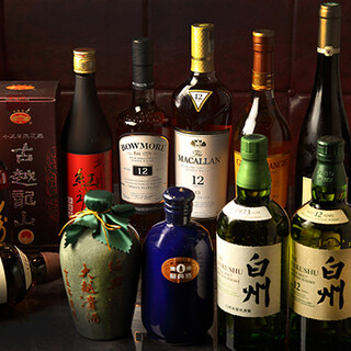 More than 100 types of carefully selected wines and cute-looking Chinese teas