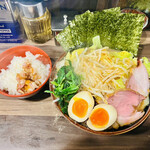 神田ラーメン わいず - のりたまにキャベツもやしと小ライス