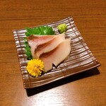Suidoubashi Sushi Koshitsu Izakaya Uohide - お通し　鰤のお刺身
