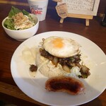 Jankare - Junk-Curry。ソーセージと目玉焼きのトッピング。サラダ。