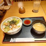 Umihe - アボカドチーズサーモン丼。
