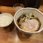 Makotoya - 醤油ラーメン800円　うまい飯小盛り150円