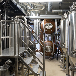 新橋初の醸造所、横置ラガー専用タンクで長期熟成したラガー！
