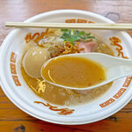 Menya Kokujou - 白湯ベースのスープは鶏・豚・野菜のスープをブレンダーで泡立てたもの