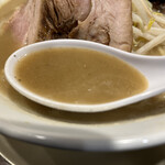 麺や 我駆 - ややトロミのある濃厚なスープ。煮干しのエグみは抑えられていて食べやすい。