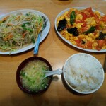 中国家庭料理 大福元 - (右上)番茄炒蛋、(左上)炒粉絲、白飯(大)とスープ