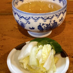 Hisamoto - ほうじ茶に白菜漬けと胡瓜の糠漬け