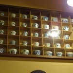 巽蕎麦 志ま平 - 店内には江戸時代のものもあるという蕎麦猪口