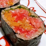 Sushi Fujirou - 大トロの太巻きのドアップ
