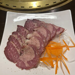 石垣牛専門店 焼肉 金城 - 牛タンの燻製