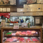 石垣牛専門店 焼肉 金城 - 青いシャツの方が代表です！