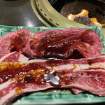 石垣牛専門店 焼肉 金城 - お代わり１回目のロースとバラ。