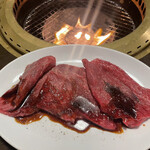 石垣牛専門店 焼肉 金城 - これ1番好きだったかも。モモ赤身。