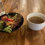 肉バル ジラソーレ - サラダとスープ